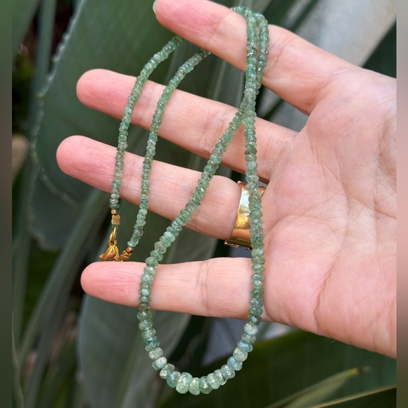 Vintage Jewelry - Faceted natural emerald bead necklace